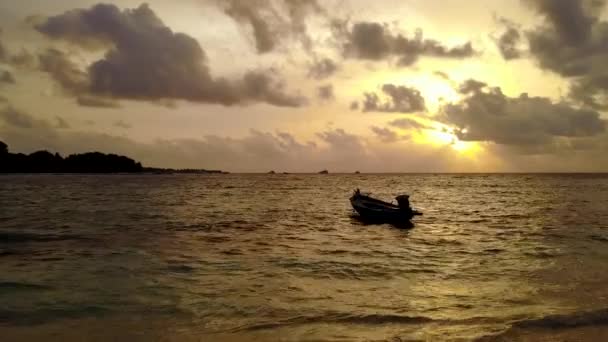 Panorama romantique de la plage tranquille de la côte par lagon peu profond avec fond de sable blanc près de la station balnéaire — Video