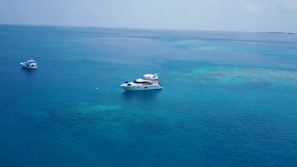 Cennetin güneşli deniz seyahati mavi okyanus ve beyaz kum arka planı güneş doğduktan sonra — Stok video