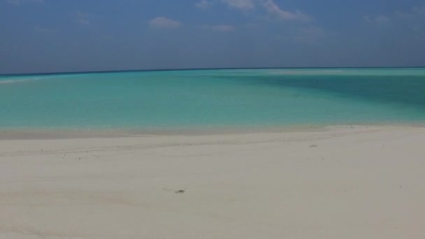 Paisagem diurna da tranquila viagem de praia pela água verde azul com fundo arenoso limpo após o nascer do sol — Vídeo de Stock