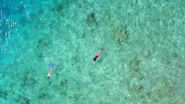 Nature romantique de la belle plage de baie pause par lagon bleu avec fond de sable blanc avant le coucher du soleil — Video