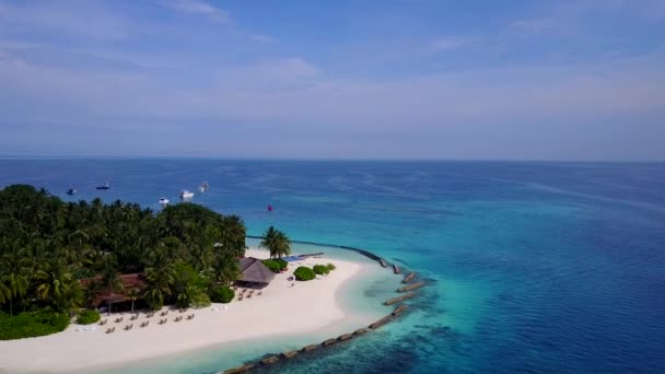 Letecký drone oblohy krásného ostrova plážový čas podle modrého oceánu s bílým pískem pozadí — Stock video