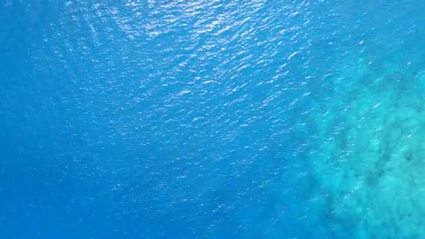 淡蓝色大海的田园诗般的海滨风貌及度假胜地附近白沙背景 — 图库视频影像