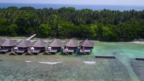 Sommerhimmel der tropischen Lagune Strandausflug durch klares Wasser mit weißem Sand Hintergrund in der Nähe Resort — Stockvideo