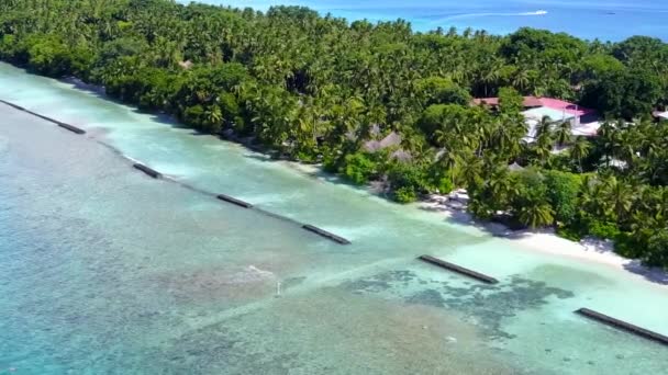 Воздушный беспилотник пейзаж тропического побережья пляжного отдыха на голубом зеленом океане и белом песчаном фоне — стоковое видео