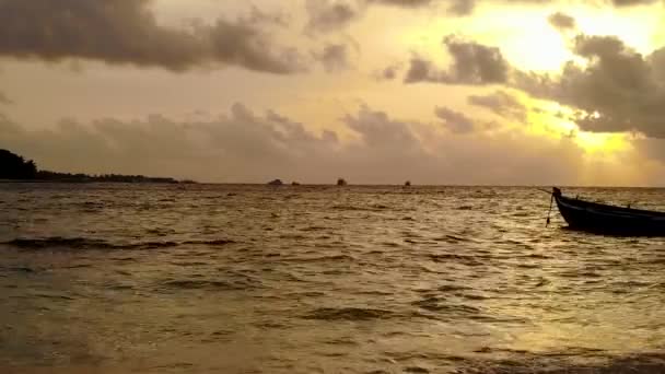 Широкоугольный пейзаж спокойного пляжа лагуны с голубой зеленой водой на чистом песчаном фоне рядом с курортом — стоковое видео