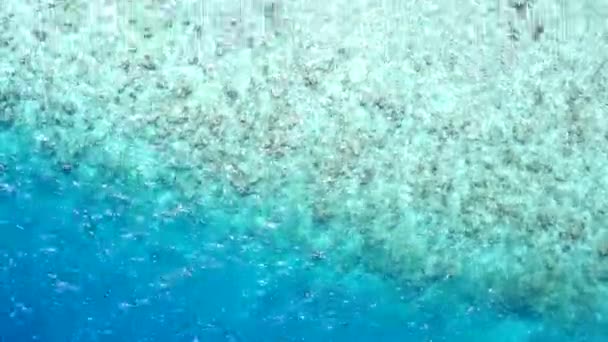 Menutup pemandangan laut liburan pantai yang indah oleh laguna transparan dan latar belakang pasir putih di dekat gelombang — Stok Video