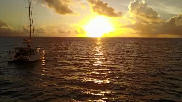 Romantická příroda klidné turistické pláže dovolená u tyrkysového oceánu s bílým pískem pozadí v blízkosti útesu — Stock video