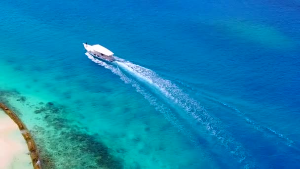 Романтический пейзаж с красивым видом на море, морское путешествие по мелководной лагуне и белый песок на фоне пальм — стоковое видео