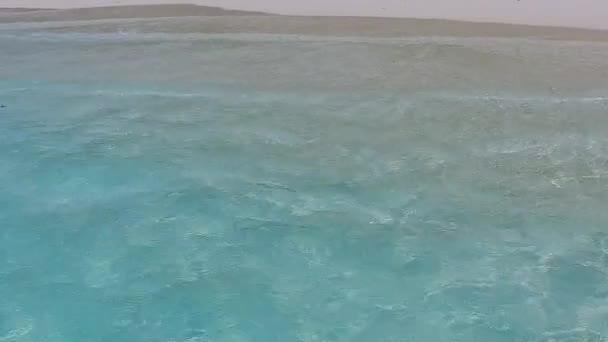 Grand angle abstrait de détente vue mer plage style de vie par océan clair avec fond de sable blanc près du banc de sable — Video