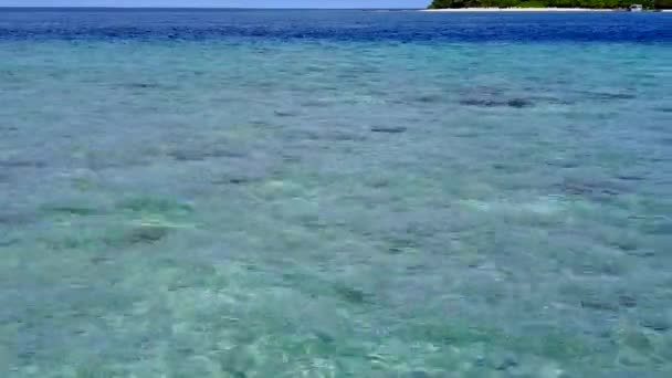 Sommerlandschaft des Luxus-Resorts Strandausflug durch die blaue Lagune mit weißem Sandhintergrund in der Nähe des Resorts — Stockvideo