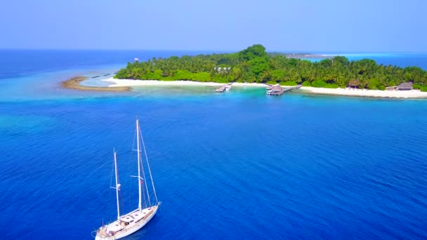 Lege landschap van perfecte kust strand vakantie door blauwe oceaan en wit zand achtergrond in zonlicht — Stockvideo