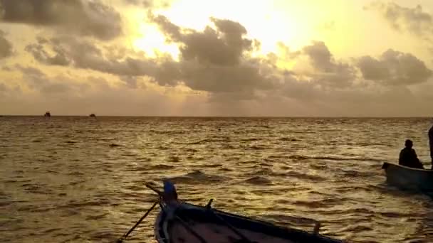 Menutup abstrak pemandangan laut eksotis istirahat pantai dengan laut dangkal dan bersih berpasir latar belakang dekat resor — Stok Video