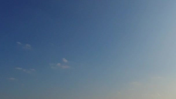Сонячний пейзаж морського курорту пляжний час на мілководді океану і білий піщаний фон біля долонь — стокове відео