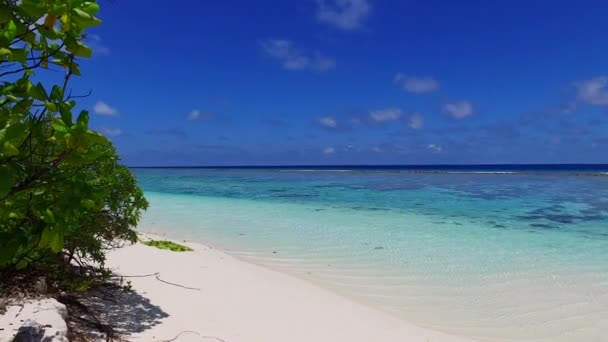 Résumé estival de vacances de luxe à la plage touristique par lagune turquoise avec fond de sable blanc près des vagues — Video