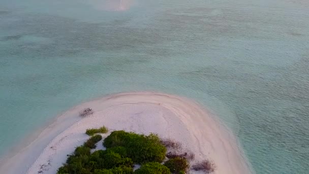 Κοντινό πλάνο τοπίο της θαλάσσιας άγριας ζωής παραλία λιμνοθάλασσα από aqua μπλε νερό και καθαρό φόντο άμμο στο φως του ήλιου — Αρχείο Βίντεο