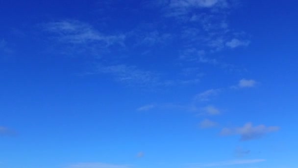 Denní scenérie krásného letoviska čas na pláži podle modrého zeleného oceánu s bílým písečným pozadím v blízkosti útesu — Stock video