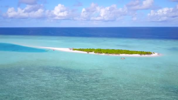 Panorama aéreo de la bahía paradisíaca vacaciones en la playa con agua azul y fondo de arena blanca — Vídeo de stock