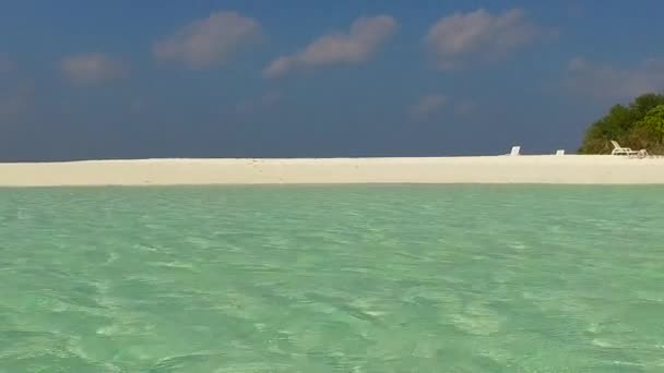 Ampio angolo texture della costa idilliaca vacanza al mare dal mare blu e sfondo di sabbia bianca dopo l'alba — Video Stock