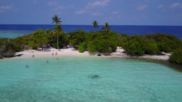 Deniz lagününün geniş açılı sahili, açık deniz ve palmiyelerin yakınındaki beyaz kum zeminiyle kırılıyor. — Stok video