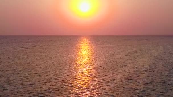 浅浅的泻湖和海浪附近白沙滩背景下美丽的海滨之旅的空虚自然 — 图库视频影像