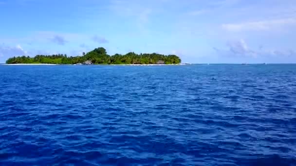 Céu romântico de viagem de praia turística tropical por água azul-turquesa e fundo de areia branca à luz do sol — Vídeo de Stock