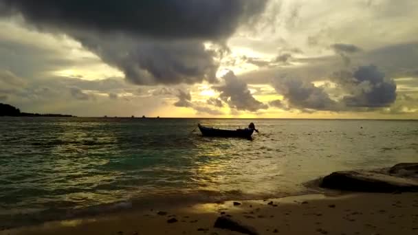 Copiar el cielo del espacio de estilo de vida de playa perfecta vista al mar por aqua azul océano con fondo arenoso brillante antes del atardecer — Vídeos de Stock