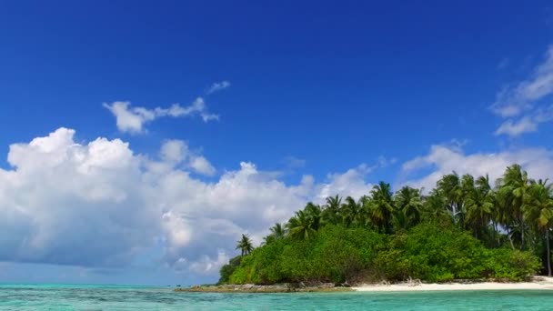 Solig konsistens av exotiska Bay Beach semester med blått vatten med vit sand bakgrund nära sandbar — Stockvideo