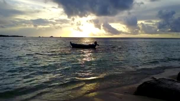 Романтическая абстракция морского туристического пляжного приключения синим океаном и белым песком на фоне волн — стоковое видео