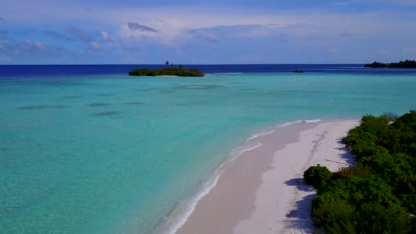 Dron krajina mořského pobřeží pláž přestávka u mělkého moře s čistým pískem pozadí — Stock video