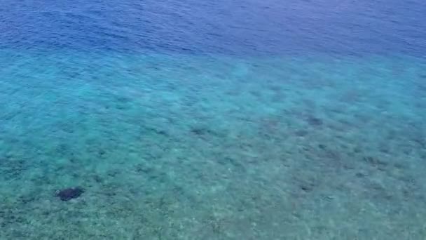 Panorama diurne de la plage idyllique station balnéaire par l'océan bleu et fond de sable blanc près des vagues — Video