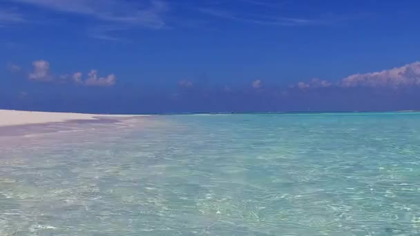 Close up paisagem de relaxante resort viagem de praia pelo oceano azul do aqua e fundo de areia limpa sob a luz solar — Vídeo de Stock