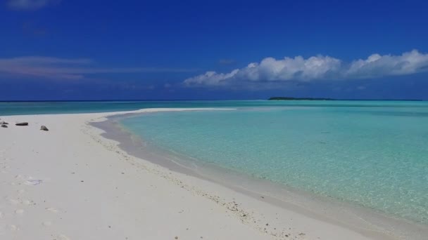 浅谈冲浪附近白沙滩背景的蓝色泻湖对田园诗式海滩之旅的空间抽象复制 — 图库视频影像