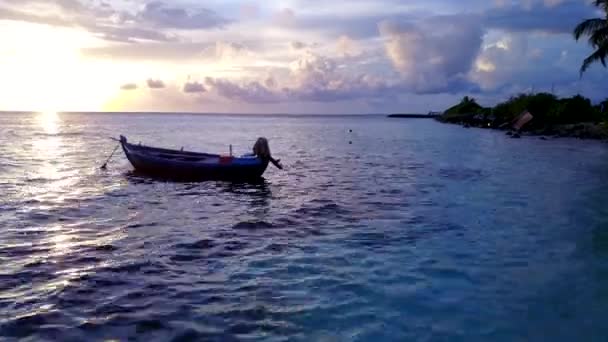 Drone textuur van luxe kust strand reis door de blauwe oceaan en wit zand achtergrond — Stockvideo