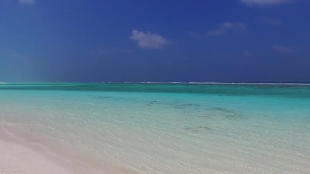 サンゴ礁の近くに明確なラグーンと白い砂の背景による楽園の海岸の旅のロマンチックな空 — ストック動画