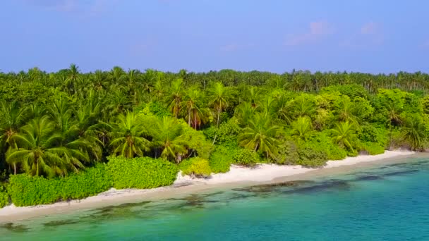 Prázdný přímořský mys tropického moře pohled na pláž dobrodružství v modrém oceánu a jasné písečné pozadí v blízkosti surfování — Stock video