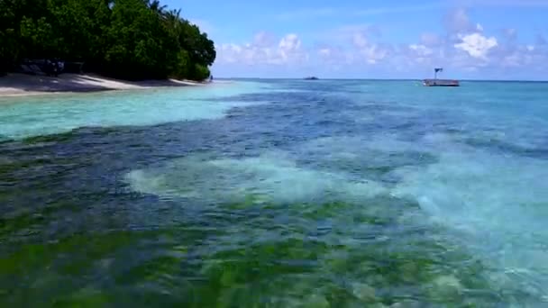 파도 근처의 하얀 모래사장이 있는 청록색 바다가 아름다운 해변을 탐험하는 것은 무의미하다 — 비디오