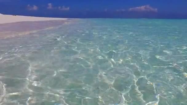 Brede hoek textuur van idyllisch uitzicht op zee strand reis door turquoise zee met heldere zandachtergrond in de buurt van resort — Stockvideo
