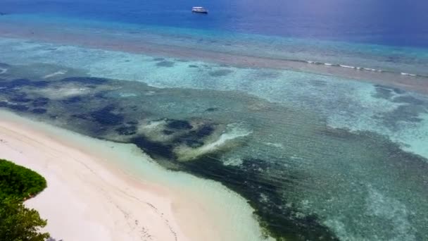 Denní příroda krásné ostrov pláž plavba podle modré laguny a čisté písečné pozadí v blízkosti letoviska — Stock video