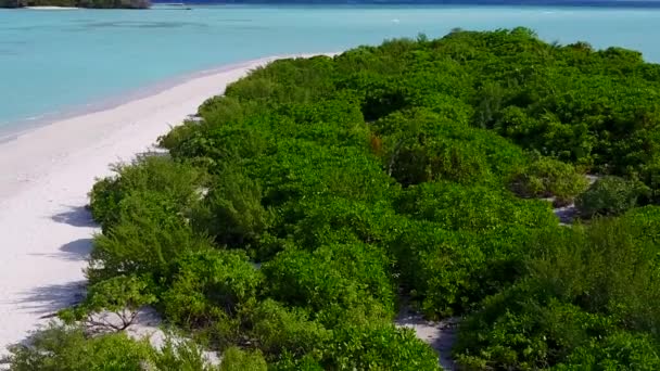 日の出後に白い砂浜を背景に青い海による穏やかなリゾートビーチの航海の日当たりの良い観光 — ストック動画