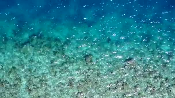 Viagem romântica de férias exóticas praia litoral por mar azul com fundo arenoso branco perto de surf — Vídeo de Stock