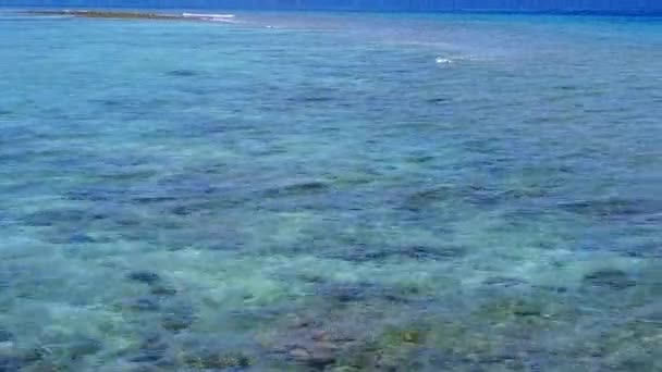 Ημερήσια τοπίο της τροπικής ακτογραμμής διακοπές στην παραλία με καθαρά νερά με λευκή άμμο φόντο μετά την ανατολή του ηλίου — Αρχείο Βίντεο