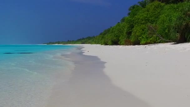 Paesaggio vuoto di lusso isola spiaggia avventura da laguna turchese con sfondo di sabbia bianca alla luce del sole — Video Stock