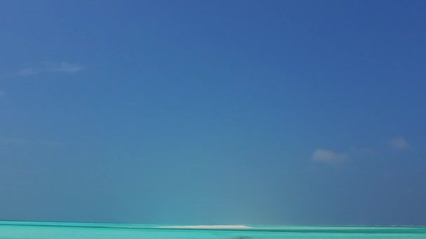 Üres természet idilli tengerparti strand kaland sekély lagúna és fehér homokos háttér napfényben — Stock videók