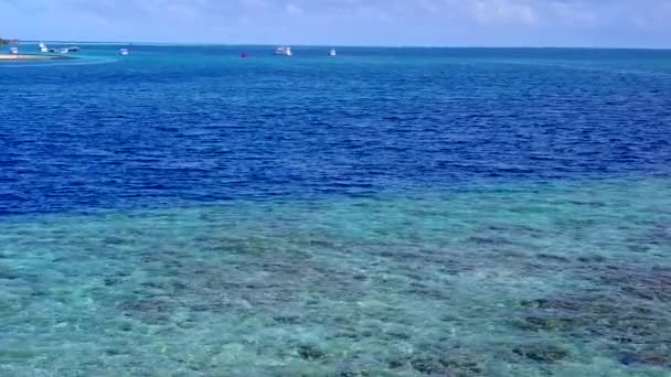 Kopie der Raumfahrt von idyllischen Insel Strandausflug durch blaues Meer und weißen Sand Hintergrund in der Nähe von Wellen — Stockvideo