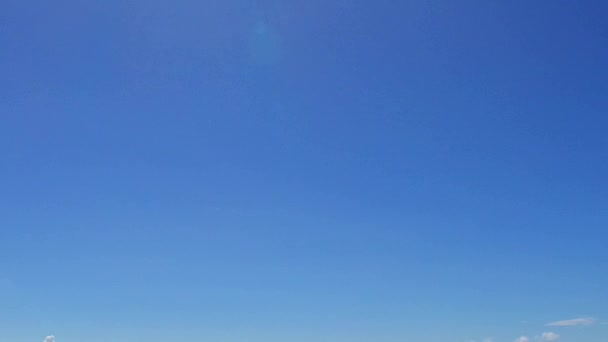 Abstrato quente de viagem perfeita praia litoral por oceano azul com fundo de areia branca antes do pôr do sol — Vídeo de Stock