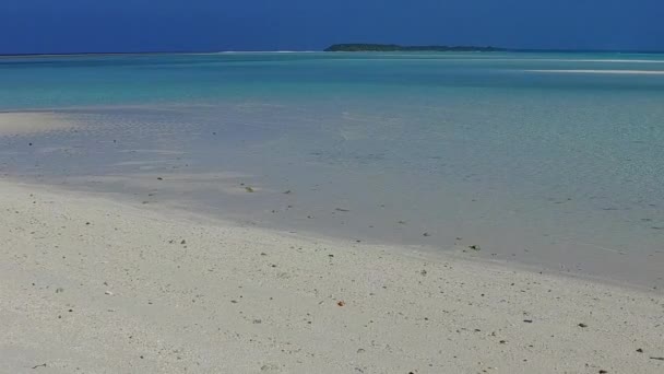 Paisagem de grande ângulo de férias exóticas praia litoral por águas rasas com fundo de areia brilhante perto de restinga — Vídeo de Stock