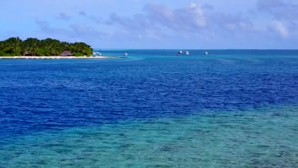 Brede hoek panorama van de mariene kust strand reis door blauw water met helder zand achtergrond voor zonsondergang — Stockvideo