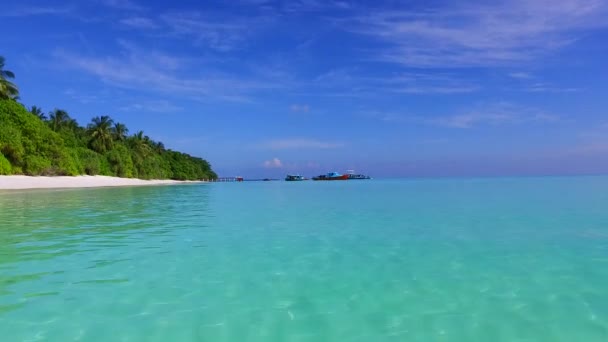 Textura ensolarada de bela vista mar praia tempo pelo oceano azul com fundo de areia branca perto de ondas — Vídeo de Stock