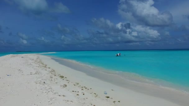 Romántico panorama del paraíso turístico playa estilo de vida por azul océano verde con fondo de arena blanca cerca de las palmeras — Vídeos de Stock