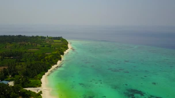 Viaggio vista aerea di perfetto tempo spiaggia baia da laguna blu con sfondo di sabbia bianca — Video Stock